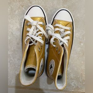 New Converse women hightop shoes / Size US 5.5